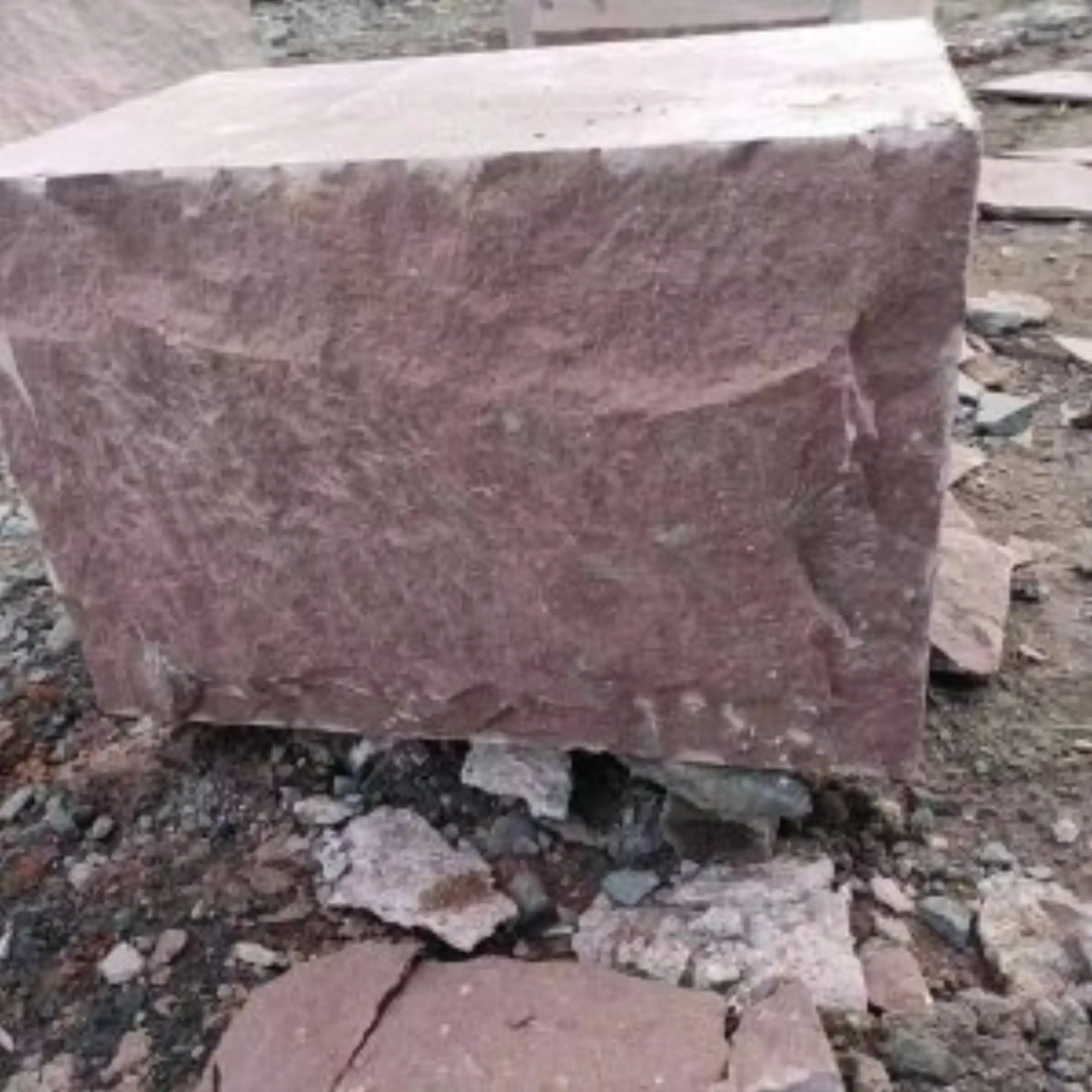 Блоки фиолетового песчаника