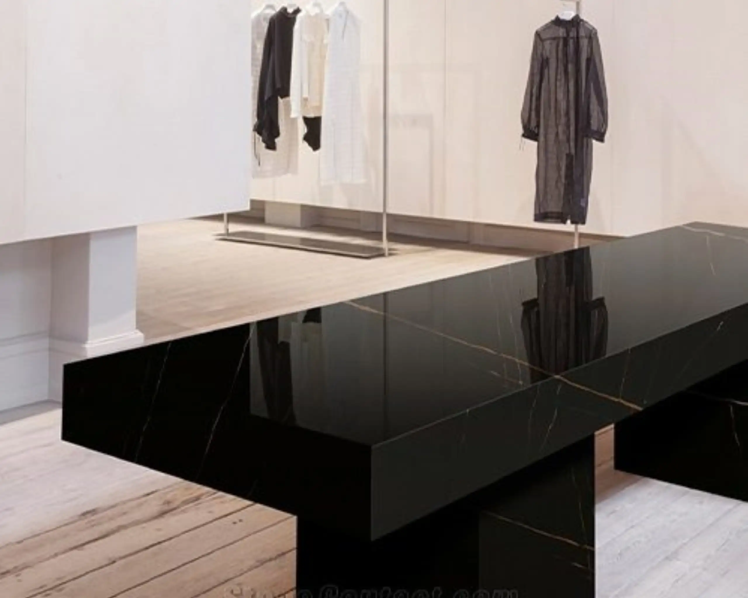 Black Quartz With Gold Veins9
